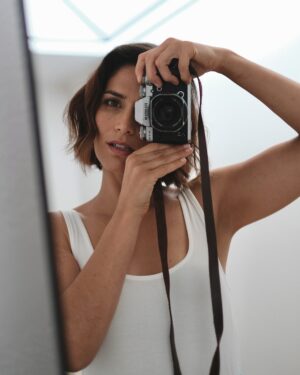 Ana Varela Instagram - Auto-retrato nas horas de espera 🌀