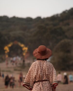 Ana Varela Instagram - Adoro superar-me, confesso 😇. 

Julho foi finalmente mês de férias e em 15 dias o trajecto era ambicioso: 5 dias em Idanha-a-Nova, depois seguíamos para Vila Nova de Foz Côa e finalmente chegávamos ao Algarve. Tudo de eléctrico ⚡️ está claro!

Mesmo já tendo feito muitos km com um 100% eléctrico, tremo sempre um bocadinho na véspera… Vou à app #mybmw , vejo os percursos e localizo os pontos de carregamento no caminho; carrego o carro totalmente; verifico a pressão dos pneus. Durante a viagem, faço a condução mais eficiente possível, controlando a velocidade e usando a travagem regenerativa para ganhar kms. 

E a verdade é que consegui! Mais de 2200km sem emissões e sem precalços nos carregamentos! Missão cumprida!!!

E vocês? Quantos quilómetros de eléctrico fizeram este mês? ⚡️⚡️⚡️

#bmwiX3 #bmwportugal @bmwportugal
