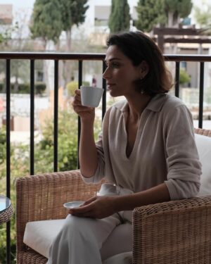 Ana Varela Instagram - Por elas, para elas. 🌷

Fujimos. Fujimos de uma rotina apertada, de uma corrida cheia de barreias, onde por vezes esquecemos qual a verdadeira meta. Demos a nós próprias permissão para acordar tarde, para comer o que apetece, para desarrumar, para saltar, para passear, nadar e brincar muito. Nem a chuva nos impediu!!Voltámos a tempo de votar - por elas e para elas. 💪🏻

Obrigada @pinecliffs @serenityspa_pt e @activebyserenity por cuidarem de nós este fim de semana. Estávamos a precisar muito. 🙏🏻🥹♥️

#pinecliffslifestyle #theartofwellbeing