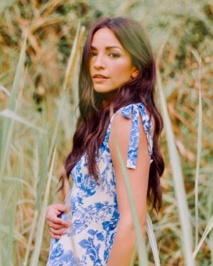 Ana Villafañe Instagram - duck, duck, goose🦆

snaps by @bnl.jpg 
hair @igkhair @alixpaige_cuts 
dress @reformation