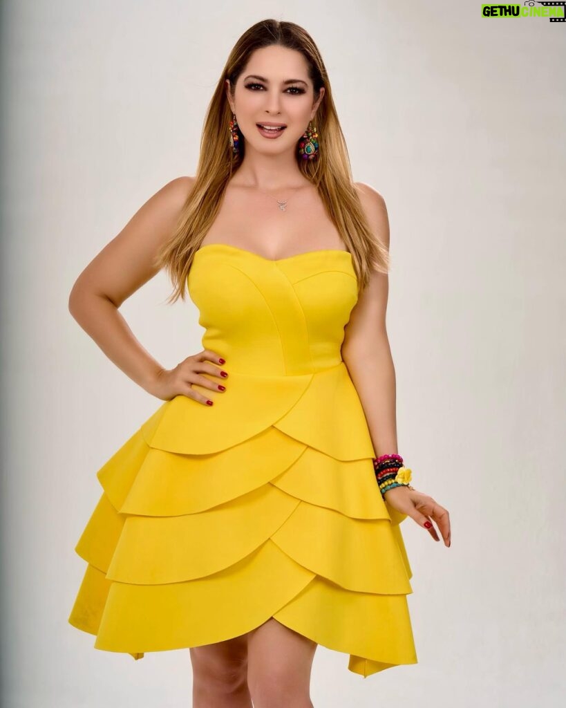 Anaís Instagram - Actúa como si cada sonrisa no fuera suficiente 💛 #anais #blessed #live #love #losangeles #california 👗 @eleganzarella 📸 @dawlinphotography 💎 @alejandragarciacollection