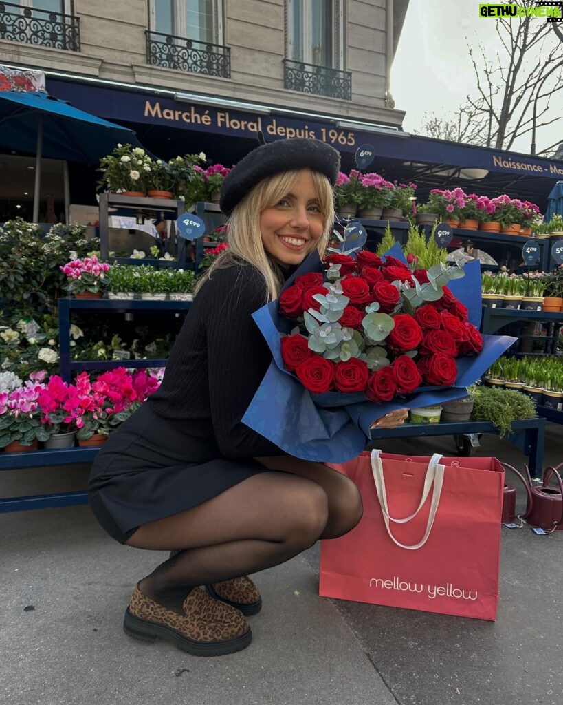 Anaïs Quadratus Instagram - *publicité SURPRISE pour la St Valentin avec @mellowyellow 🌹 On vous offre le StarterPack de la St Valentin soit un bouquet de fleurs chez MonceauFleurs et une paire MellowYellow de votre choix 😍 Les conditions pour participer : - Être abonné à mon compte , @mellowyellowparis et @monceaufleursfrance - ⁠Commente en identifiant 2 personnes 😏 Résultats dans 48h soit le 16 😱😍 #mellowyellow #monceaufleurs #concours