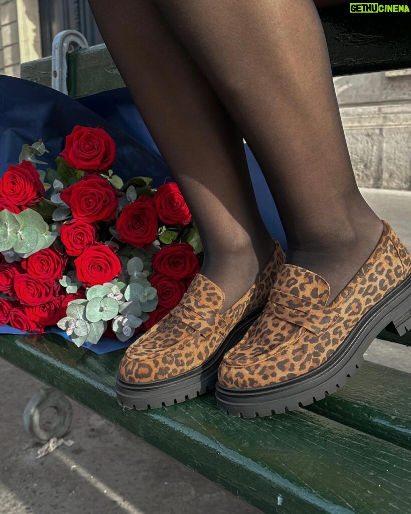 Anaïs Quadratus Instagram - *publicité SURPRISE pour la St Valentin avec @mellowyellow 🌹 On vous offre le StarterPack de la St Valentin soit un bouquet de fleurs chez MonceauFleurs et une paire MellowYellow de votre choix 😍 Les conditions pour participer : - Être abonné à mon compte , @mellowyellowparis et @monceaufleursfrance - ⁠Commente en identifiant 2 personnes 😏 Résultats dans 48h soit le 16 😱😍 #mellowyellow #monceaufleurs #concours