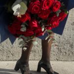 Anaïs Quadratus Instagram - *publicité SURPRISE pour la St Valentin avec @mellowyellow 🌹 On vous offre le StarterPack de la St Valentin soit un bouquet de fleurs chez MonceauFleurs et une paire MellowYellow de votre choix 😍 Les conditions pour participer : - Être abonné à mon compte , @mellowyellowparis et @monceaufleursfrance - ⁠Commente en identifiant 2 personnes 😏 Résultats dans 48h soit le 16 😱😍 #mellowyellow #monceaufleurs #concours
