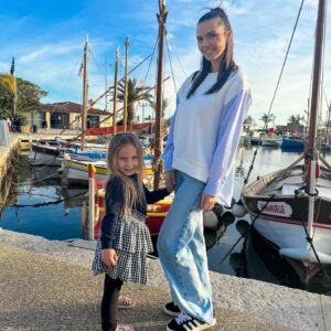 Anaïs Sanson Instagram - Les princesses de mon cœur 🤍🫶🏻
Et dire que dans moins d’un mois ma Shana aura déjà 18 ans🥹

#familylife#famille#sisters#sisterlove
