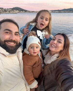Anaïs Sanson Instagram - Je vous souhaite un bon week-end🤍
Ce soir,mon chéri rentre du Portugal (avec sa carte d’identité ahaha)
Gros bisous😍🥰😘

#family#familylife#familyfirst#love#mafamille