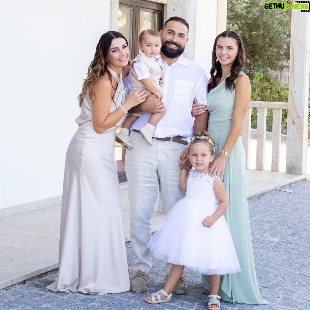 Anaïs Sanson Instagram - On a reçu les photos du baptême de Lila & Loan au Portugal 🤍 Je vous en partage quelques unes🫶🏻 Je vous laisse swiper 😘✨ #family#familylife#familyfirst#bapteme#famille