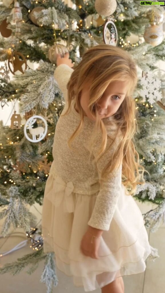 Anaïs Sanson Instagram - Qui a les mêmes cadeaux?🎁🎅🏻🎄😂😂 #christmas#christmasdecor#chirstmastree#reels