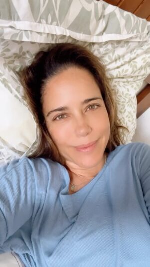 Ana Claudia Talancón Instagram - Inmensas gracias a todos por sus mensajes de apoyo, por sus oraciones, por su amor ❤️ 🙏🏻 Ya salí del hospital y voy recuperándome bien! Diagnóstico: Tifoidea o Salmonellosis y otro bicho en la panza pero lo más fuerte es eso. Me estoy recuperando bien y me siento mucho mejor!!!! Los amo!!! #perrodeservicio Apolo mi amor #servicedog #health #sanando #losamo #vivalavida #amor