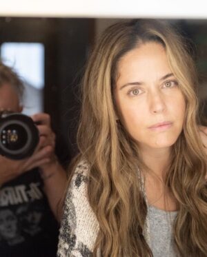 Ana Claudia Talancón Instagram - Conozcan a Laura En Cuando Duerme Conmigo. Mañana 3 de agosto en cines!!! @cuandoduermeconmigopelicula @erickelias @eduroman811 #cines #estreno #openingtomorrow #pelicula #movie 🎥🍿🎞️🎦❤️