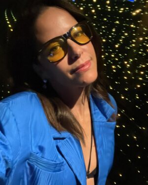Ana Claudia Talancón Instagram - Fotuquis en Miami, de la moda la que te acomoda, o a ustedes que les parece ese dicho?  El top es @marikavera 
Los aretes son @iconique.jewels 
Blazer y pantalón @nyb.clothing