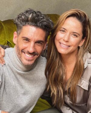 Ana Claudia Talancón Instagram - Cuando Duerme Conmigo estrena 3 de agosto en cines en México!! Gracias a @vanguardiamx por este hermoso reportaje @erickelias @eduroman811 @cuandoduermeconmigopelicula #comingsoon #estreno #proximamente #movie #pelicula 🎥 🍿 🎞️ 🎦
