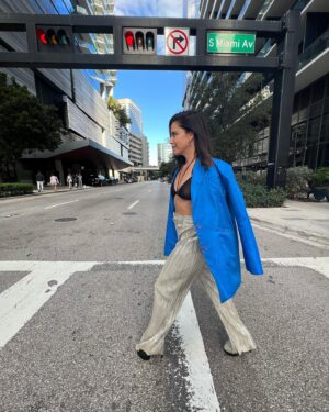 Ana Claudia Talancón Instagram - Fotuquis en Miami, de la moda la que te acomoda, o a ustedes que les parece ese dicho?  El top es @marikavera 
Los aretes son @iconique.jewels 
Blazer y pantalón @nyb.clothing