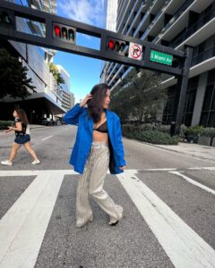Ana Claudia Talancón Instagram - Fotuquis en Miami, de la moda la que te acomoda, o a ustedes que les parece ese dicho? El top es @marikavera Los aretes son @iconique.jewels Blazer y pantalón @nyb.clothing
