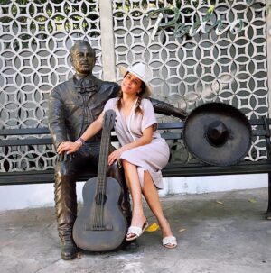 Ana Claudia Talancón Instagram - Pedro Infante tiene un lugar hermoso en Merida, fui a visitar el sitio donde dejó este mundo a bordo del avión que venía piloteando, me dio mucho gusto ver el homenaje tan lindo que le rinden a este ídolo mexicano tan querido! No se pierdan próximamente "Se llamaba Pedro Infante" por @vix #miniserie #pedroinfante #amomitrabajo #lovemyjob #serie Vestido hermoso de @lizsuarez_naturalborndreamer