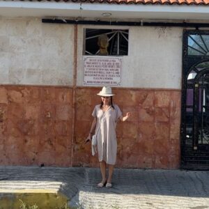Ana Claudia Talancón Instagram - Pedro Infante tiene un lugar hermoso en Merida, fui a visitar el sitio donde dejó este mundo a bordo del avión que venía piloteando, me dio mucho gusto ver el homenaje tan lindo que le rinden a este ídolo mexicano tan querido! No se pierdan próximamente "Se llamaba Pedro Infante" por @vix #miniserie #pedroinfante #amomitrabajo #lovemyjob #serie Vestido hermoso de @lizsuarez_naturalborndreamer