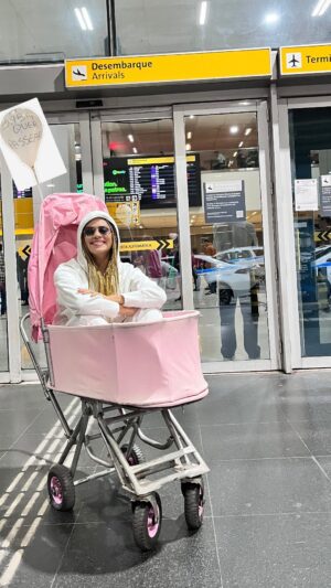 Ana Flavia Cavalcanti Instagram - A Babá Quer Passear no aeroporto internacional de Guarulhos ✈️ 

Escolhi a música Identidade hino do @jorgearagaodacruz porque essa música é tipo uma flecha de animo no meu peito.
É pra me lembrar e te lembrar: não vai no de serviço se o social tem dono, não vai. 

Merci beaucoup 
🌹 
@natalie_cavalcanti 
@marciia_teixeiira 
@la.house
@edulaviola 
@piresluciano_

Au revoir 🥁