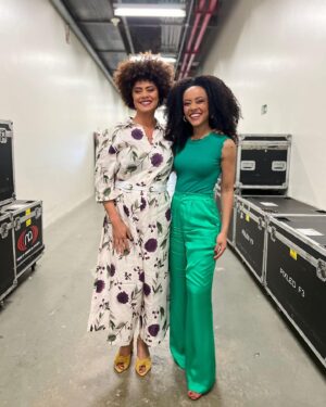 Ana Flavia Cavalcanti Instagram - Conforto no Programa Encontro com @val.assim @patriciapoeta @tati 

Conversa boa que repercute desejos profundos de vida abundante para todos.

No @sescpompeia até sexta 10/11. 

Grata a @paula_raia por esse macacão manhã de quarta-feira 👗

@laiashoes que reforça meu caminhar pelo mundo com seus sapatos lindos.

@casamo.casamo com jóias lindas.

@hannavadasz @feavilaaa @marinasapienza muito obrigada por foros tão especiais, meu amor por vocês. 

A toda equipe de Conforto minha eterna gratidão, respeito e paixão.