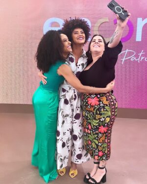 Ana Flavia Cavalcanti Instagram - Conforto no Programa Encontro com @val.assim @patriciapoeta @tati 

Conversa boa que repercute desejos profundos de vida abundante para todos.

No @sescpompeia até sexta 10/11. 

Grata a @paula_raia por esse macacão manhã de quarta-feira 👗

@laiashoes que reforça meu caminhar pelo mundo com seus sapatos lindos.

@casamo.casamo com jóias lindas.

@hannavadasz @feavilaaa @marinasapienza muito obrigada por foros tão especiais, meu amor por vocês. 

A toda equipe de Conforto minha eterna gratidão, respeito e paixão.