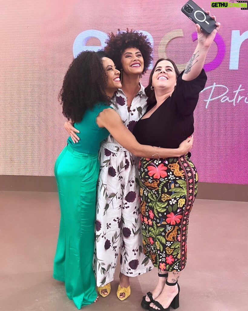 Ana Flavia Cavalcanti Instagram - Conforto no Programa Encontro com @val.assim @patriciapoeta @tati Conversa boa que repercute desejos profundos de vida abundante para todos. No @sescpompeia até sexta 10/11. Grata a @paula_raia por esse macacão manhã de quarta-feira 👗 @laiashoes que reforça meu caminhar pelo mundo com seus sapatos lindos. @casamo.casamo com jóias lindas. @hannavadasz @feavilaaa @marinasapienza muito obrigada por foros tão especiais, meu amor por vocês. A toda equipe de Conforto minha eterna gratidão, respeito e paixão.