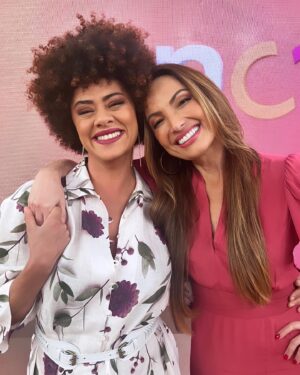 Ana Flavia Cavalcanti Instagram - Conforto no Programa Encontro com @val.assim @patriciapoeta @tati 

Conversa boa que repercute desejos profundos de vida abundante para todos.

No @sescpompeia até sexta 10/11. 

Grata a @paula_raia por esse macacão manhã de quarta-feira 👗

@laiashoes que reforça meu caminhar pelo mundo com seus sapatos lindos.

@casamo.casamo com jóias lindas.

@hannavadasz @feavilaaa @marinasapienza muito obrigada por foros tão especiais, meu amor por vocês. 

A toda equipe de Conforto minha eterna gratidão, respeito e paixão.