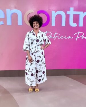 Ana Flavia Cavalcanti Instagram - Conforto no Programa Encontro com @val.assim @patriciapoeta @tati 

Conversa boa que repercute desejos profundos de vida abundante para todos.

No @sescpompeia até sexta 10/11. 

Grata a @paula_raia por esse macacão manhã de quarta-feira 👗

@laiashoes que reforça meu caminhar pelo mundo com seus sapatos lindos.

@casamo.casamo com jóias lindas.

@hannavadasz @feavilaaa @marinasapienza muito obrigada por foros tão especiais, meu amor por vocês. 

A toda equipe de Conforto minha eterna gratidão, respeito e paixão.