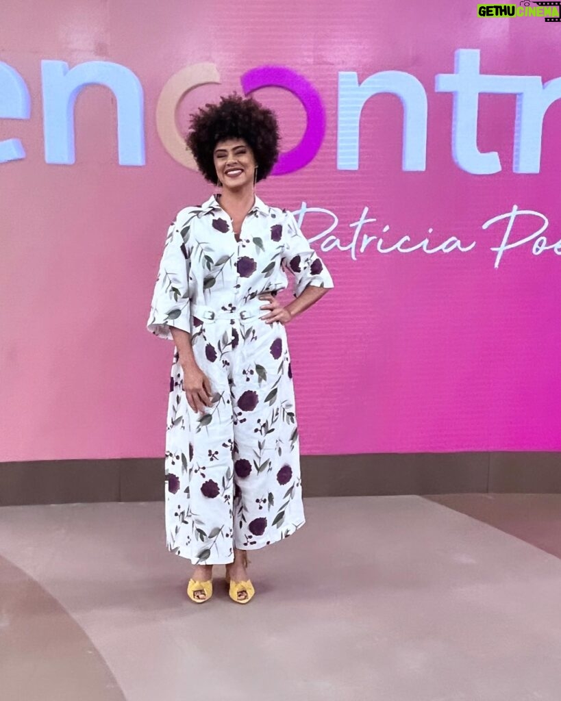 Ana Flavia Cavalcanti Instagram - Conforto no Programa Encontro com @val.assim @patriciapoeta @tati Conversa boa que repercute desejos profundos de vida abundante para todos. No @sescpompeia até sexta 10/11. Grata a @paula_raia por esse macacão manhã de quarta-feira 👗 @laiashoes que reforça meu caminhar pelo mundo com seus sapatos lindos. @casamo.casamo com jóias lindas. @hannavadasz @feavilaaa @marinasapienza muito obrigada por foros tão especiais, meu amor por vocês. A toda equipe de Conforto minha eterna gratidão, respeito e paixão.