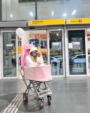 Ana Flavia Cavalcanti Instagram - A Babá Quer Passear no aeroporto de Guarulhos. 

Vôo internacional e tal, cês podem imaginar, né?

Amanhã conto mais!

#ababáquerpassear