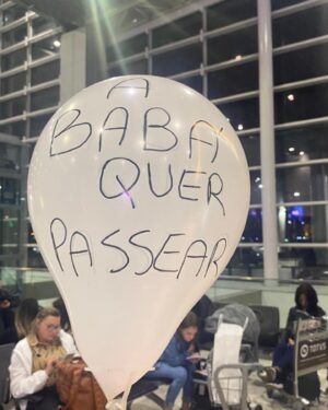 Ana Flavia Cavalcanti Instagram - A Babá Quer Passear no aeroporto de Guarulhos. 

Vôo internacional e tal, cês podem imaginar, né?

Amanhã conto mais!

#ababáquerpassear