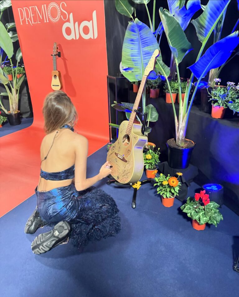 Ana Guerra Instagram - Que esta historia de amor nunca se acabe @cadena_dial Gracias por luchar por la música en directo Gracias @lalias3 por el super arreglo y a todo el equipazo que envuelve esta gala 🫶🏼