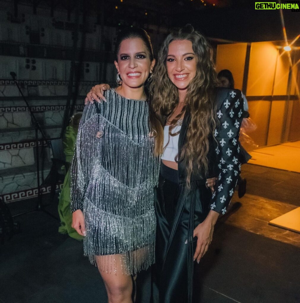 Ana Guerra Instagram - Creo que muy poca gente puede llegar a entender lo que ha sido esta experiencia en mi vida. Ha sido un viaje increíble, donde he tenido la oportunidad de cantar en los maravillosos @premios_platino junto a mis dos grandes descubrimientos @majidaissa y @mariacasemprun y bajo la dirección musical de @lalias3 del que nunca dejo de aprender. Después de esta semana vengo más fuerte que nunca, con las energías renovadas, con mil ganas de que escuchéis todo lo que está por llegar y con muchas ganas de conocer a toda esa gente que aún no he podido visitar Paradójicamente, ha sido uno de esos viajes que te cambian la vida, así que hoy es el principio de algo. Os quiero ♥️