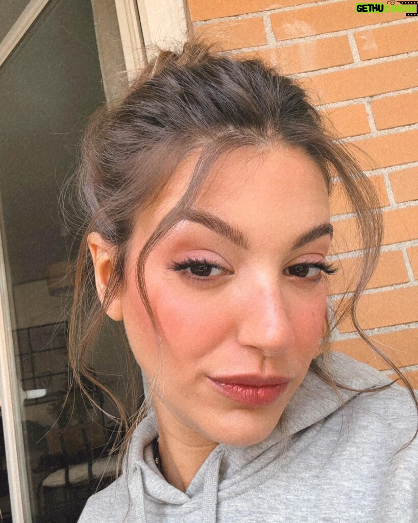 Ana Guerra Instagram - El otro día en la premier de @locomiaoficial Gracias! @yslbeauty #makeuplook #yslbeauty @jesus_pyn @sandrononna por dejarme bellisimaaaaaaa 🩵🩵🩵