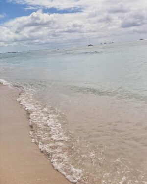 Ana La Salvia Instagram - #honolulu #hawaii #beach