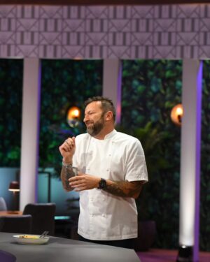 Ana Marta Ferreira Instagram - Sou suspeita maaaaassssss o @hellskitchenportugal está épico!!!!! E ainda agora começou 🥹🥹🥹

Quero saber tudo!!! Quem viu? Quem não viu?? Quem amou!!! Quem gostou???

Afinal o chef @ljubostanisic faz mesmo imitações perfeitas 😂😂😂

E que MARAVILHOSA equipa que me calhou!!!! ❤️

@sicoficial