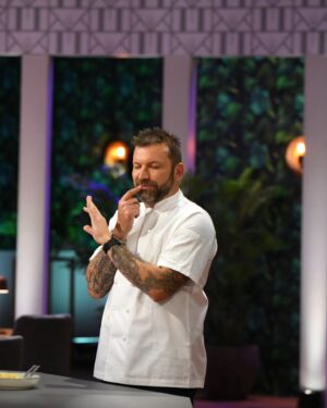 Ana Marta Ferreira Instagram - Sou suspeita maaaaassssss o @hellskitchenportugal está épico!!!!! E ainda agora começou 🥹🥹🥹

Quero saber tudo!!! Quem viu? Quem não viu?? Quem amou!!! Quem gostou???

Afinal o chef @ljubostanisic faz mesmo imitações perfeitas 😂😂😂

E que MARAVILHOSA equipa que me calhou!!!! ❤️

@sicoficial