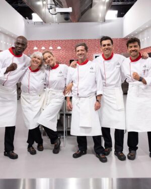 Ana Marta Ferreira Instagram - Sou suspeita maaaaassssss o @hellskitchenportugal está épico!!!!! E ainda agora começou 🥹🥹🥹

Quero saber tudo!!! Quem viu? Quem não viu?? Quem amou!!! Quem gostou???

Afinal o chef @ljubostanisic faz mesmo imitações perfeitas 😂😂😂

E que MARAVILHOSA equipa que me calhou!!!! ❤️

@sicoficial
