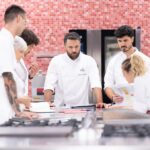 Ana Marta Ferreira Instagram - Nem acredito que amanhã já é a grande final do Hell's Kitchen 🔥 Falta 1 dia para saber quem é o grande vencedor, mas na minha opinião somos TODOS!! Os 5 fantásticos que adoro e admiro muito @mesaluisa_ @lourencoortigao @diogoamaral.oficial @luismlourenco E claro que sem o nosso chef @ljubostanisic não seria a mesma coisa 🧡 Foi um desafio e pêras! Quem acham que vai ganhar??? Contem me tudo