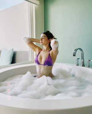 Ana Pau Castell Instagram - stay bubbly and let your positivity burst out of you 🫧

📍 @azulbeachresortcancun
#AzulBeachLife #AzulBeachResort