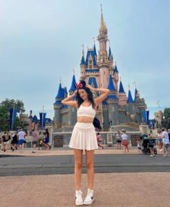 Ana Pau Castell Instagram - disney siempre es una buena idea 💓🏰✨