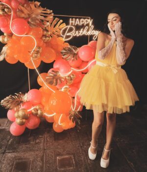 Ana Pau Castell Instagram - birthday party 🌙

Que día acompañada de los que más quiero, sin ustedes no hubiera sido lo mismo…muchas gracias 🥹: 

📸: @by.ikeer 

globitos: @karenalmarazevents 
glam: @foriu.mx 
sushi: @mrsushimex 
taquitos: @elburrohermoso 
dulces: @monchitos_barrasnacks 
pastel: @thecakeheavenmx