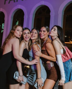 Ana Pau Castell Instagram - 𝒮𝒽𝒾𝓃𝒾𝓃𝑔 𝒷𝓇𝒾𝑔𝒽𝓉 𝓁𝒾𝓀𝑒 𝒶 𝒹𝒾𝒶𝓂𝑜𝓃𝒹 💎🩵!! Photo dump de esta experiencia tan divina con @theofficialpandora …la última foto es la más divertida!! estamos in love byeee ✨ 

#PandoraTakesRio #PandoraSquad24 #PandoraInRio 
.
.
.
.
.
#publidad