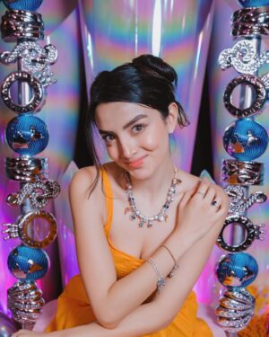 Ana Pau Castell Instagram - 𝒮𝒽𝒾𝓃𝒾𝓃𝑔 𝒷𝓇𝒾𝑔𝒽𝓉 𝓁𝒾𝓀𝑒 𝒶 𝒹𝒾𝒶𝓂𝑜𝓃𝒹 💎🩵!! Photo dump de esta experiencia tan divina con @theofficialpandora …la última foto es la más divertida!! estamos in love byeee ✨ 

#PandoraTakesRio #PandoraSquad24 #PandoraInRio 
.
.
.
.
.
#publidad