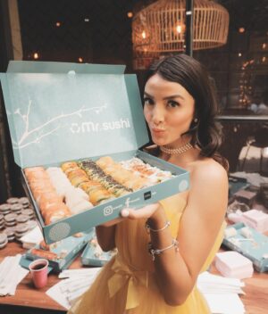 Ana Pau Castell Instagram - birthday party 🌙

Que día acompañada de los que más quiero, sin ustedes no hubiera sido lo mismo…muchas gracias 🥹: 

📸: @by.ikeer 

globitos: @karenalmarazevents 
glam: @foriu.mx 
sushi: @mrsushimex 
taquitos: @elburrohermoso 
dulces: @monchitos_barrasnacks 
pastel: @thecakeheavenmx