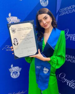 Ana Pau Castell Instagram - Oficialmente Licenciada en Administración Financiera 💙🎓!!! Oigan que aventura fue estudiar una carrera mientras le hacíamos a la artisteada, toda una experiencia (no se si recomiendo jajaja) pero LO LOGRAMOS ✨!!! Esto también es para mi madre hermosa y mi papá que los amo con todo mi corazón y les agradezco infinitamente el esfuerzo y el amor que me dieron durante este camino @lourdes.chavez.7731 @juliocesarhernandezmora74 !! Gracias a mis compañeros que me salvaron el pellejo varías veces cuando se andaba en el trabajo jaja !! Gracias Dios ! Gracias vida ! 🙏🏻 Orgullo Tec 💙 @tecdemonterrey Que chingona experiencia!! Estoy feliz bye…