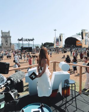 Ana Rita Clara Instagram - 𝙈𝙪𝙨𝙞𝙘 𝙡𝙤𝙫𝙚𝙧 @𝙛𝙣𝙖𝙘𝙡𝙞𝙫𝙚 
Só para partilhar convosco mais alguns momentos da emissão de ontem na @tvificcao e que se tornou algo de muito especial no @fnacliveportugal 😊

Confesso que já tinha muitas saudades dos diretos, de apresentar festivais de verão e de sentir toda esta vibração incrível! Um orgulho e um gosto fazer parte desta equipa maravilhosa! Obrigada!
Sem vocês estas 10 horas de emissão em direto não teriam sido tão perfeitas!

Muito obrigada e muitos parabéns pelo sucesso @fnacliveportugal, @inescondeco, todas as equipas, todos os artistas e convidados que estiveram connosco nestas horas de partilha e de cultura. Não falta talento e vontade de vibrar com concertos e arte no nosso País!

E a @tvificcao estará sempre onde a cultura e a proximidade com todos vocês pede! 
Grata por todos aqueles que nos acompanharam nesta emissão!
E para o ano há mais!😊
Quem viu?😊

Styling @danielbaptistaribeiro 
Look @isabelferreiraconceptstore
Jewelry @cincostore
Shoes: @aldo_shoes 

•
•
#ARC #FnacLive #TVIFiccao #live #festival #music #culture #Tvhost #specialemission