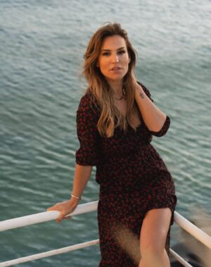 Ana Rita Clara Instagram - “𝙉ã𝙤 𝙩𝙚 𝙚𝙨𝙦𝙪𝙚ç𝙖𝙨 𝙙𝙚 𝙣𝙖𝙢𝙤𝙧𝙖𝙧 𝙖 𝙫𝙞𝙙𝙖”
Das frases mais lindas que conheço. Pertence ao Dr. Eduardo Sá e desde que a ouvi numa das suas entrevistas, não mais a esqueci… nem a sua imagem. Este “namorar a vida” permanentemente. Sem medos, sem fugas, sem deixar para amanhã. Viver o agora.
Com alegria, muita luz e entrega.

Semana cheia de desafios e projectos, mas sempre esta vontade interior enorme de “namorar a vida”.
E ela tem de ser namorada. Amada.

•
•
#ARC #week #lifegoals #namoraravida