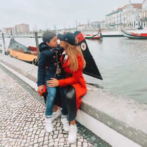 Ana Rita Clara Instagram - 𝙀𝙫𝙚𝙧𝙮𝙙𝙖𝙮 𝙞𝙨 𝙈𝙤𝙩𝙝𝙚𝙧𝙨 𝘿𝙖𝙮 
Ser Mãe. O papel da minha vida, que mais me completa e realiza. Que tudo transforma e que tudo coloca em perspectiva. Obrigada meu filho por me teres escolhido e por tudo aquilo que me ensinas e te entrego todos os dias. 

Obrigada mãe e avós, pelo que me passaram, pelos valores e vontade de viver; pela coragem e liberdade de ser, pela independência e pela valorização da empatia. 

E o AMOR. Hoje e sempre.
Porque todos os dias são Dia da Mãe.
Um beijinho enorme e apertado para todas as mães.

•
•
#ARC #diadamae #Caetano #mumandson