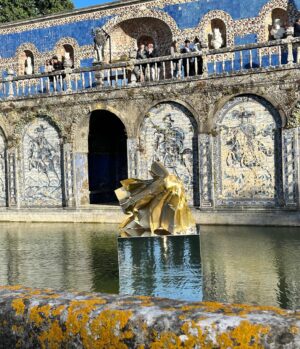 Ana Rita Clara Instagram - “𝘿𝙞𝙣𝙖𝙨𝙩𝙞𝙖” 𝙖𝙩 𝙩𝙝𝙚 𝙋𝙖𝙡𝙖𝙘𝙚
Como sou fascinada por estes Palácios. 
E quando a arte e a História se unem fica tudo ainda mais apaixonante.

Momentos únicos hoje no Palácio Marqueses de Fronteira, que recebeu “Dinastia” e as criações artísticas do @miguel.a.rodrigues. Muitos parabéns pelas obras belíssimas e igualmente parabéns @carlospissarrapro por toda a organização. 

Estes edifícios, a pedra, os jardins, estes caminhos e arquitectura, transporta-nos no tempo e não apetece sair.

Regresso a casa a pensar como esta nossa casa (o nosso País) tem tanto de belo e de História marcante.

•
•
#ARC #Artanshistory #dinastia #miguelrodrigues #palaciomarquesesdefronteira