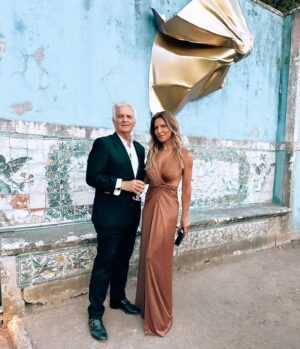 Ana Rita Clara Instagram - “𝘿𝙞𝙣𝙖𝙨𝙩𝙞𝙖” 𝙖𝙩 𝙩𝙝𝙚 𝙋𝙖𝙡𝙖𝙘𝙚
Como sou fascinada por estes Palácios. 
E quando a arte e a História se unem fica tudo ainda mais apaixonante.

Momentos únicos hoje no Palácio Marqueses de Fronteira, que recebeu “Dinastia” e as criações artísticas do @miguel.a.rodrigues. Muitos parabéns pelas obras belíssimas e igualmente parabéns @carlospissarrapro por toda a organização. 

Estes edifícios, a pedra, os jardins, estes caminhos e arquitectura, transporta-nos no tempo e não apetece sair.

Regresso a casa a pensar como esta nossa casa (o nosso País) tem tanto de belo e de História marcante.

•
•
#ARC #Artanshistory #dinastia #miguelrodrigues #palaciomarquesesdefronteira