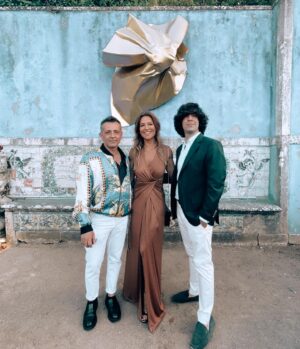 Ana Rita Clara Instagram - “𝘿𝙞𝙣𝙖𝙨𝙩𝙞𝙖” 𝙖𝙩 𝙩𝙝𝙚 𝙋𝙖𝙡𝙖𝙘𝙚
Como sou fascinada por estes Palácios. 
E quando a arte e a História se unem fica tudo ainda mais apaixonante.

Momentos únicos hoje no Palácio Marqueses de Fronteira, que recebeu “Dinastia” e as criações artísticas do @miguel.a.rodrigues. Muitos parabéns pelas obras belíssimas e igualmente parabéns @carlospissarrapro por toda a organização. 

Estes edifícios, a pedra, os jardins, estes caminhos e arquitectura, transporta-nos no tempo e não apetece sair.

Regresso a casa a pensar como esta nossa casa (o nosso País) tem tanto de belo e de História marcante.

•
•
#ARC #Artanshistory #dinastia #miguelrodrigues #palaciomarquesesdefronteira